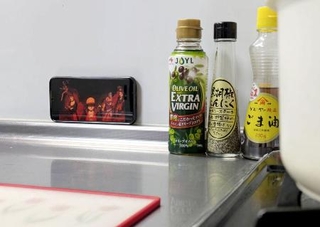 　生徒の好きなアニメが映ったスマートフォン。料理をしながら見ることもあるという