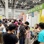 　東京都内で開かれた「楽天超ふるさと納税祭」で試食を楽しむ人たち＝９月１４日