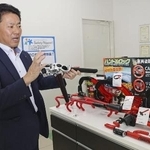 　カーセキュリティー機器について説明する加藤電機の加藤学社長＝７月、名古屋市