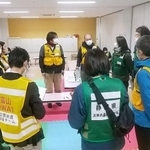 　能登半島地震に応援を派遣した静岡、富山、京都、岡山４府県の災害派遣福祉チームによる打ち合わせ＝２０２４年１月、石川県七尾市役所（静岡ＤＷＡＴ提供）