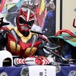 　誕生２０周年の記者会見で感謝を伝える超神ネイガー＝２０２５年６月、秋田県庁