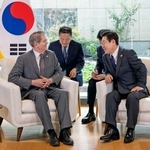 　ベセント米財務長官（左）と会談する韓国の李在明大統領＝９月２４日、ニューヨーク（聯合＝共同）