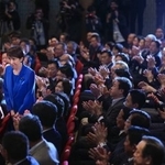 　自民党の新総裁に選出され、拍手を受ける高市早苗氏＝４日午後２時５６分、東京・永田町の党本部