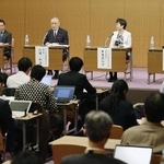 　「クローズアップ現代」に関する意見書を発表したＢＰＯ放送倫理検証委員会の川端和治委員長（左から２人目）ら＝２０１５年１１月、東京・千代田放送会館