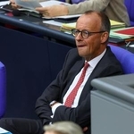 　ドイツ連邦議会（下院）で拍手を受ける「ドイツのための選択肢（ＡｆＤ）」のワイデル共同代表（下）とメルツ首相＝９月１７日、ベルリン（ロイター＝共同）