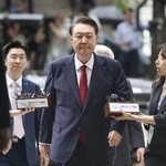 　逮捕状発付の審査のため、ソウル中央地裁に到着した韓国の尹錫悦前大統領＝２０２５年７月９日（共同）