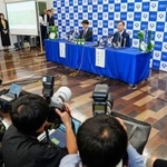 　ノーベル生理学・医学賞の受賞が決まり、記者会見する大阪大の坂口志文特任教授（奥右）＝６日午後８時５５分、大阪府吹田市