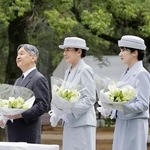 　原爆落下中心地碑に供花される天皇、皇后両陛下と愛子さま＝９月１２日、長崎市