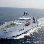 　国際間および国内海底通信ケーブルの建設と保守に対応するケーブル敷設船（ＫＤＤＩ提供）