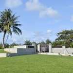 　サイパン島の戦いで亡くなった先住民の名前を刻んだ「マリアナ追悼碑」＝２０２５年８月、米自治領サイパン島