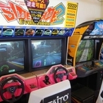　「アミコ屋上プレイランド」のゲームコーナーにあるレーシングゲームなど＝９月、徳島市