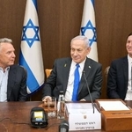 　イスラエル政府の閣議に出席した（左から）ウィットコフ米中東担当特使、ネタニヤフ首相、トランプ米大統領の娘婿クシュナー氏＝９日、エルサレム（イスラエル首相府提供・共同）