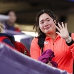 陸上の世界選手権東京大会の女子やり投げ予選を終え、涙ながらに引き揚げる北口榛花＝９月１９日、国立競技場