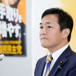 　１０日、記者団の取材に応じる国民民主党の玉木代表＝国会