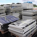 　「環境保全サービス」に積み重ねられた、破損した太陽光パネル＝９月、岩手県奥州市