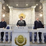 　軍事パレードで演説する北朝鮮の金正恩朝鮮労働党総書記（前列左から２人目）。同左端は中国の李強首相、同右端はロシアのメドベージェフ前大統領＝１０日、平壌の金日成広場（朝鮮中央通信＝共同）