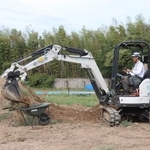 　重機で土砂を運搬する操作方法を確認する参加者＝９月、千葉県木更津市