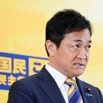 　１０日、記者団の取材に応じる国民民主党の玉木代表＝国会