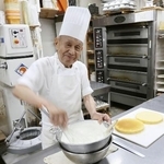 「ふらんす菓子屋エミリー」で作業する小野康雄さん＝愛知県尾張旭市