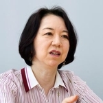 　インタビューに答える作家の深沢潮さん