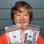 　販売している犬用おやつを紹介する田中恵美さん