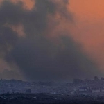 イスラエル軍の空爆で、黒煙が上るパレスチナ自治区ガザ北部＝９月、イスラエル南部スデロトから撮影