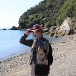 ニホンカワウソがいそうな場所を双眼鏡で調べる千葉昇さん＝１０月、愛媛県西予市