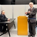 　大阪弁護士会主催のイベントで設置された、手錠や腰縄の模擬体験ブース＝３月、大阪市（同会提供）