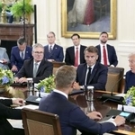 　米ホワイトハウスで行われたウクライナのゼレンスキー大統領（手前左）や欧州首脳との拡大会合で話すトランプ大統領（奥右）。奥左からは英国のスターマー首相、フランスのマクロン大統領＝８月１８日（ＡＰ＝共同）