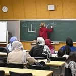 　子どもをあやしながら日本語を学ぶアフガン女性たち＝５月、千葉市