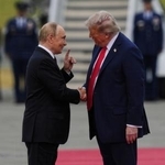 　ロシアのプーチン大統領を出迎えるトランプ米大統領＝８月１５日、米アラスカ州アンカレジ（ＡＰ＝共同）