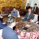 　政策協議に臨む自民党の高市総裁（右から３人目）と日本維新の会の藤田共同代表（左奥）＝１７日午後、国会