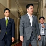 　１５日、自民党の高市総裁との会談に臨む日本維新の会の吉村代表（手前）と藤田共同代表（左）＝国会