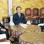 会談に臨む（左から）国民民主の玉木雄一郎代表、立民の野田佳彦代表、維新の藤田文武共同代表＝１０月１５日、国会