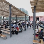 　マルタ館（右奥）の前に設置されたベンチ＝５日、大阪市此花区の夢洲