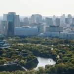 　大阪城（手前左）と大阪市の市街地＝１７日