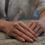 取材に応じる減胎手術を受けた女性＝７月、大阪府