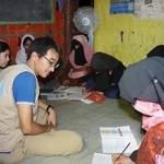 　識字プログラムに取り組む鷹觜悠史さん＝２０２５年７月、バングラデシュ・コックスバザール（鷹觜さん提供・共同）