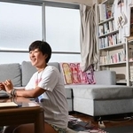 　自宅でインタビューに答えるきのコさん