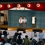 　中山春日神社奉納歌舞伎の幕あいで、漫才を披露する「餃子とイガグリ」の（左から）小脇康平巡査と佐野浩太警部補＝２０２５年１０月、香川県小豆島町