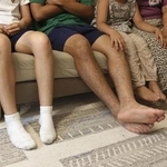 　父親を強制送還されたクルド人男子中学生のハサンさん（仮名、中央左）と家族＝２０２５年９月、埼玉県川口市