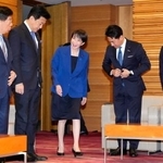 　閣議に臨む高市首相（中央）ら＝２４日午前、首相官邸