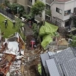 　擁壁が崩落した杉並区の現場。写真右上にあった一戸建て住宅が崩れ、歩道を挟んで左側にあるマンション敷地になだれ込んだ