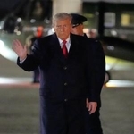 　２４日、米大統領専用機に向かうトランプ大統領＝ワシントン近郊（ＡＰ＝共同）