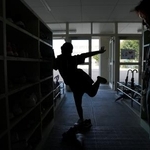 　ヘルパーの付き添いで大阪府豊中市の小学校に通学し、玄関でおどける児童＝９月