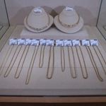 　コメ兵の店頭に並ぶ金のアクセサリー＝９月２９日、東京都中央区