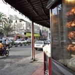 　店先に並ぶローストチキン（「ガザ・キッチン」より）