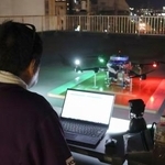 　徳島市の阿波おどり会場付近で待機する「サーベイ」のスタッフとドローン＝８月