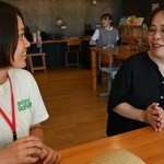 　アルコールインクアートの魅力を伝える川辺美代子さん（右）。左は「み館」の日替わり館長を務める「ながよ光彩会」職員の木元茜里さん＝２０２５年７月