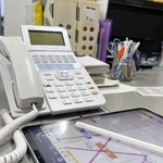 　保護者に連絡する際に使用した事務室の固定電話。保護者とのやりとりを、その都度タブレット端末に記録している（画像の一部に加工をしています）